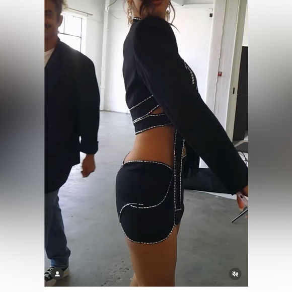 Area
Embellished wool rope mini skirt- NWT- size 8 - Picture 16 of 16